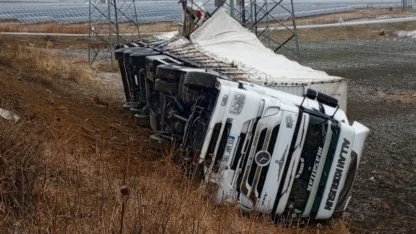 Muş’ta tır şarampole yuvarlandı