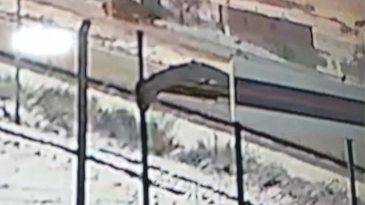 Nevşehir’de kayganlaşan yolda şarampole devrilen tır kameralara yansıdı