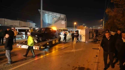 Niğde’de işçi servisi ile otomobil çarpıştı: 11 yaralı