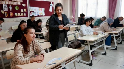 Öğrenciler dışarıda, veliler sınavda