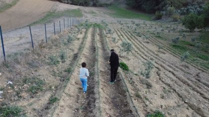 Osmaniye’de depremi yaşadı, toprağa tutundu