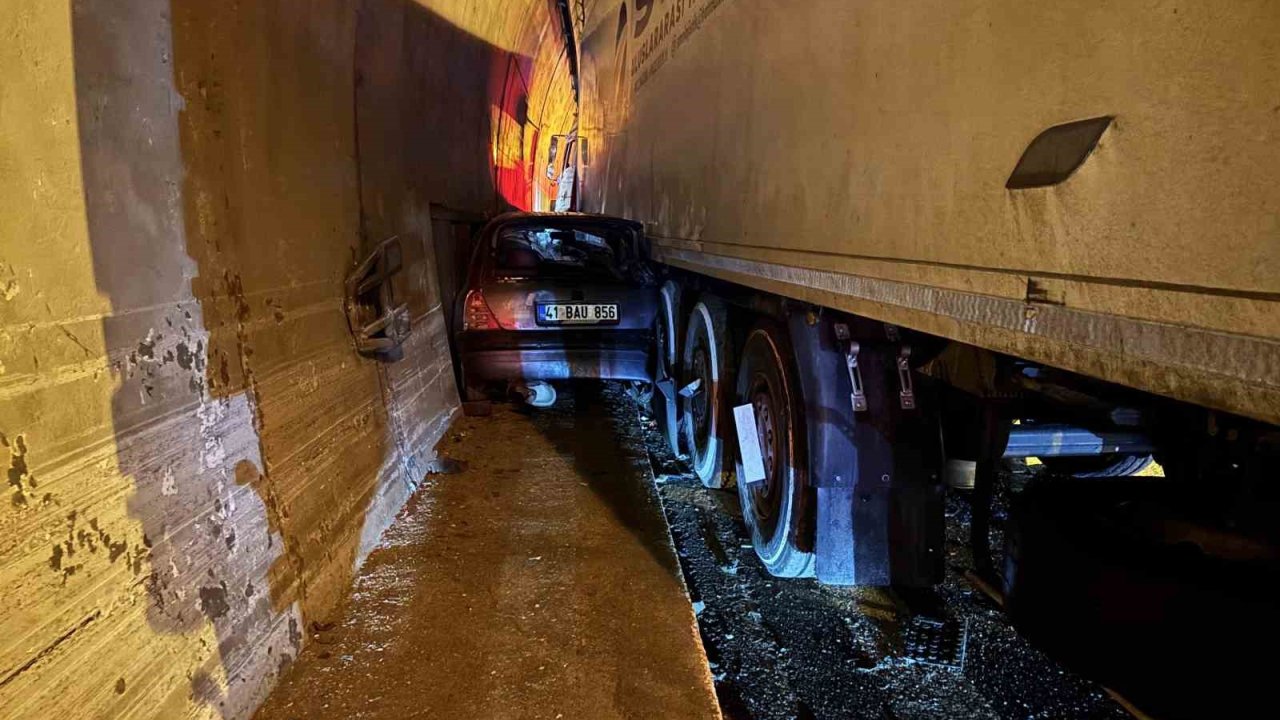 Otomobil, duvarla tır arasında sıkıştı: TEM’de ulaşım aksadı