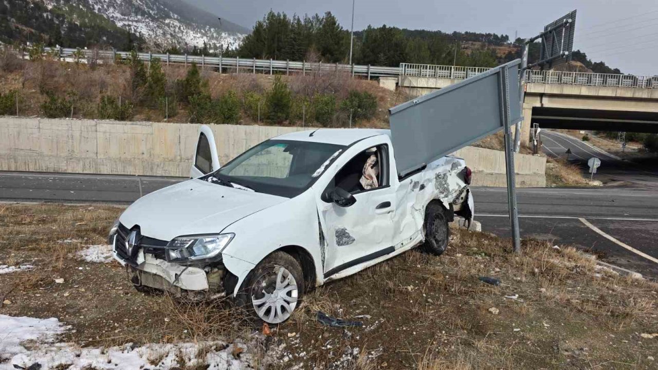 Otomobil ile tır çarpıştı