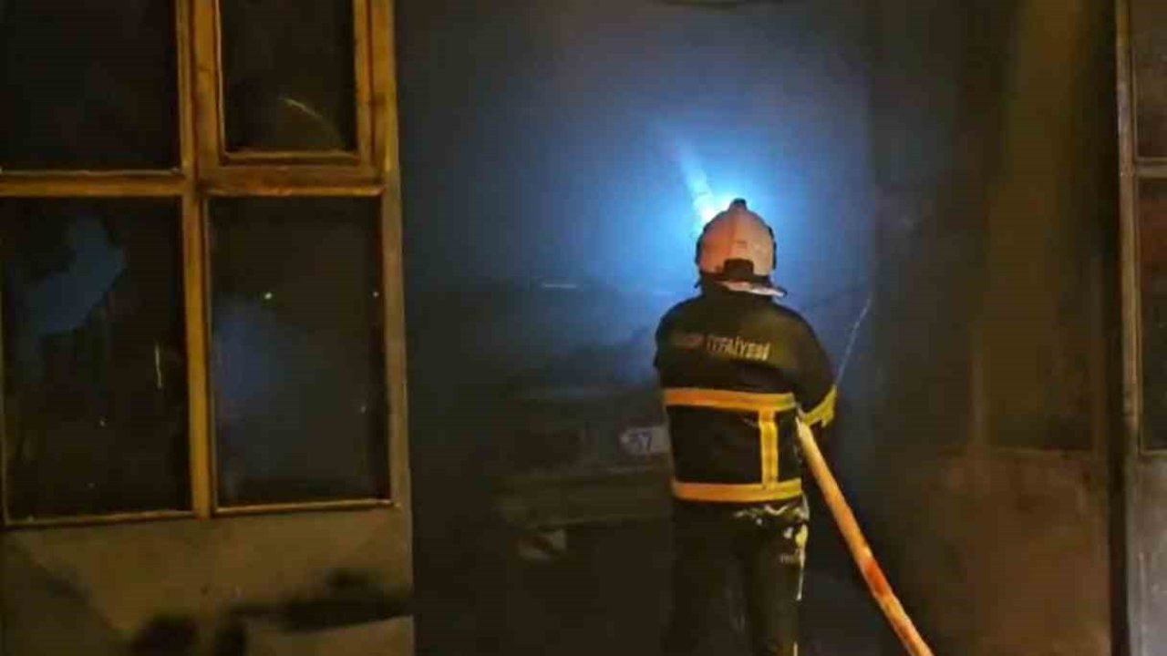 Otomobilde çıkan yangın iş yerine sıçradı