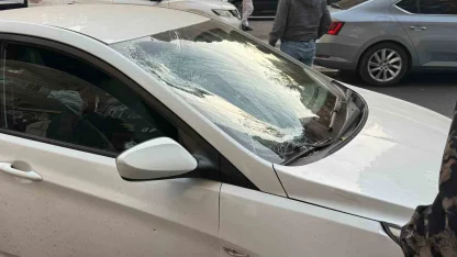 Otomobilin çarptığı yaya ağır yaralandı, sürücüler birbirlerinin üstüne yürüdü