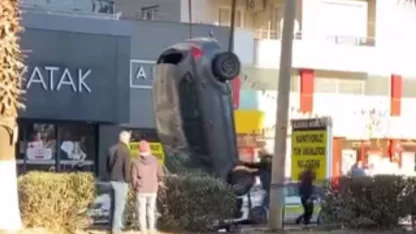 Otomobilin takla atıp ters döndüğü anlar kameraya yansıdı