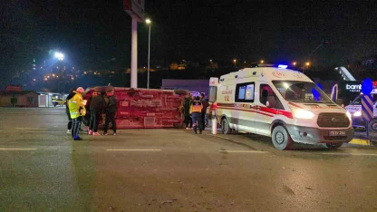Otomobille çarpışan ambulans devrildi: 3 sağlık çalışanı yaralandı