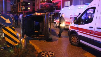 Otomobille çarpışan ticari araç yan yattı: 7 yaralı