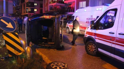 Otomobille çarpışan ticari araç yan yattı: 7 yaralı