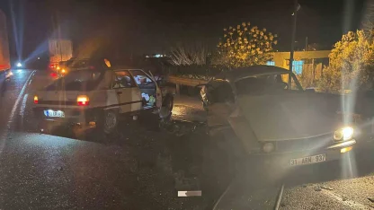 Otomobiller çarpıştı: 1 ölü, 2 yaralı