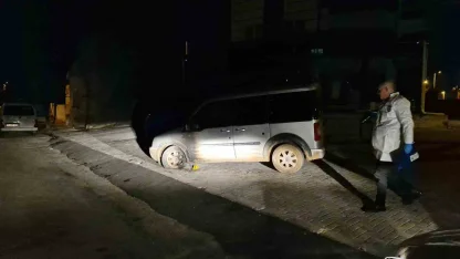 Park halindeki aracı benzin döküp ateşe verdi, alevler aracı sarmadan söndürüldü