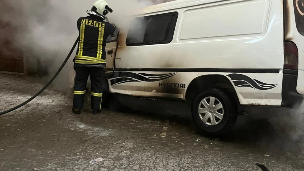 Park halindeki minibüs çıkan yangında kullanılamaz hale geldi