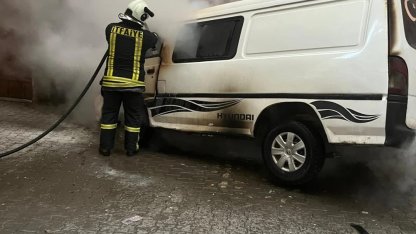 Park halindeki minibüs çıkan yangında kullanılamaz hale geldi