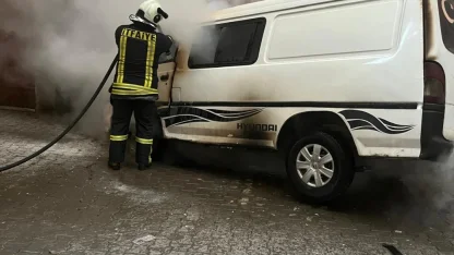 Park halindeki minibüs çıkan yangında kullanılamaz hale geldi