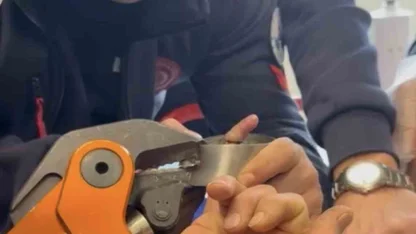 Parmağı çelik küllüğe sıkışan bebeğin imdadına itfaiye yetişti