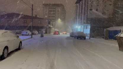 Patnos’ta kar yağışı ulaşımı aksattı, tırlar yolda kaldı