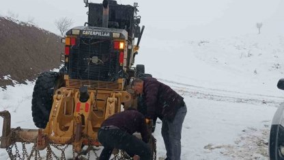 Pervari’de grup köy yolu kardan kapandı