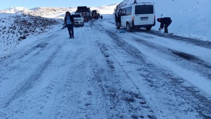 Pervari’de yolcu minibüsü yan yattı