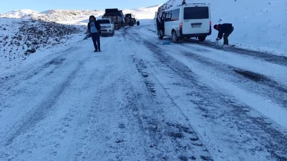Pervari’de yolcu minibüsü yan yattı