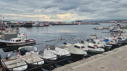 Poyraz küçük tekne balıkçılarını limana bağladı, ağlar tamire alındı