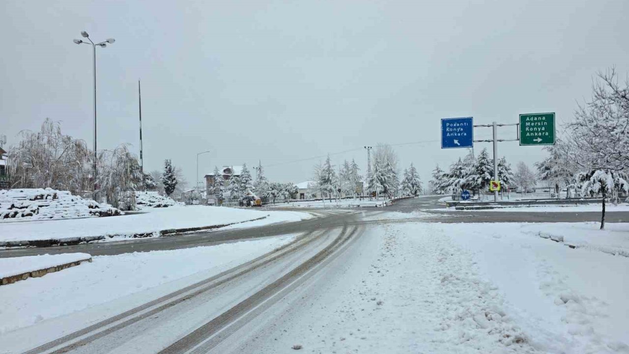 Pozantı’da kar yağışı etkili oldu