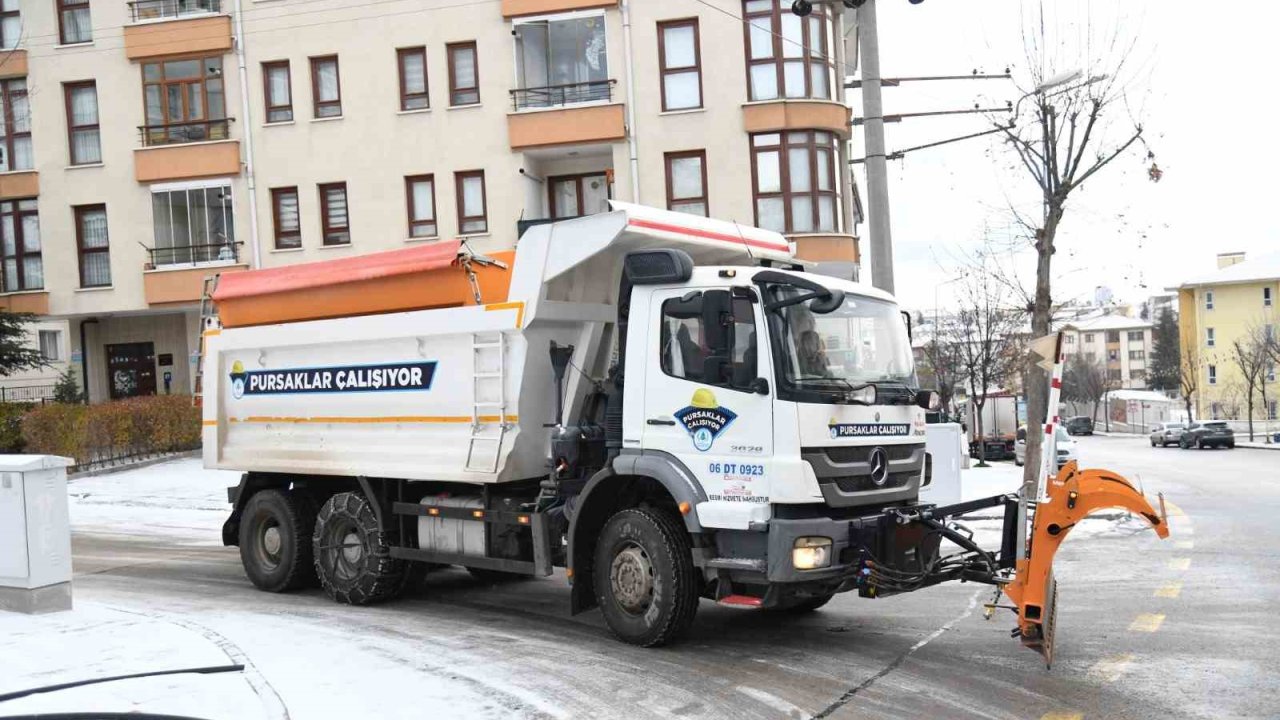 Pursaklar’da kar yağışıyla birlikte tüm ekipler sahada