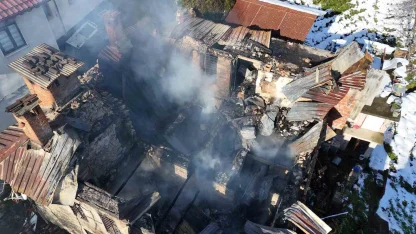 Rize’de bir evde çıkan yangın 2 eve daha sıçradıktan sonra söndürüldü