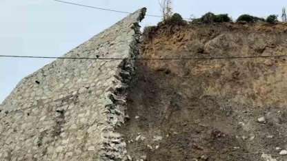 Rize’de istinat duvarı çöktü