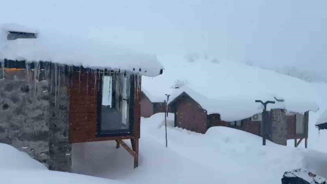 Rize’de yüksek tepeler beyaza büründü