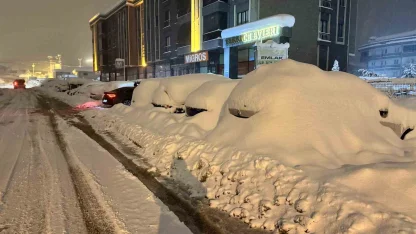 Safranbolu’da araçlar kar altında adeta kayboldu