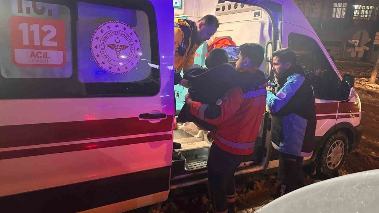 Sağlık ekipleri karlı yolda zamanla yarışarak hastaya ulaştı