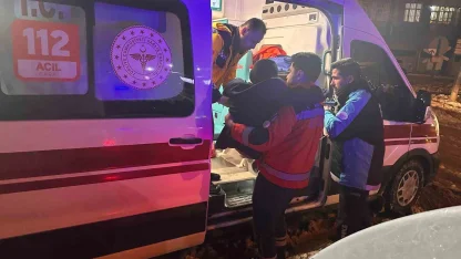 Sağlık ekipleri karlı yolda zamanla yarışarak hastaya ulaştı
