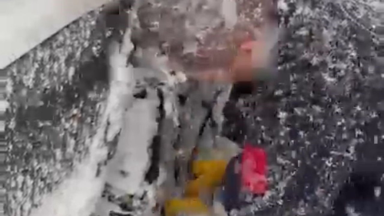 Sağlık ekiplerinin kar mesaisi: Zincir takıp hastaya ulaştılar