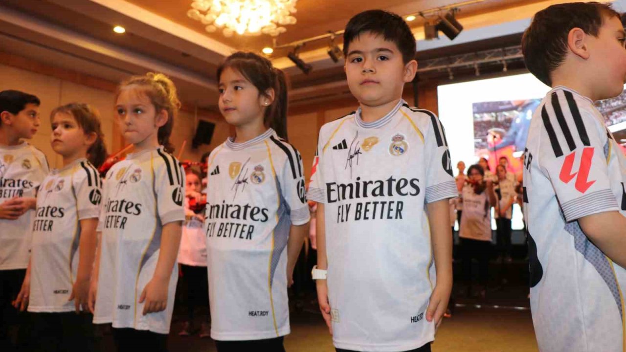 Sahne minik Arda Güler’lerle doldu: Güler ailesi göz yaşlarını tutamadı