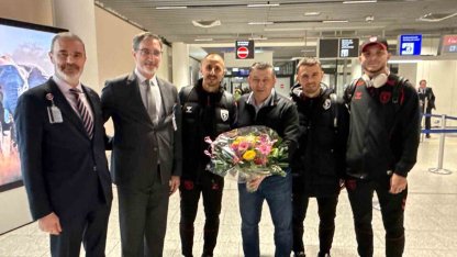 Samsunspor, Almanya’da çiçeklerle karşılandı