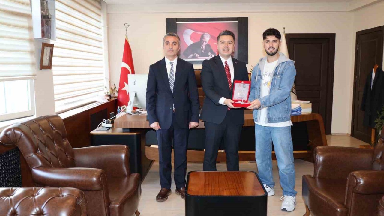 Sanatıyla Karacasu’ya değer katan öğrenci plaketle onurlandırıldı