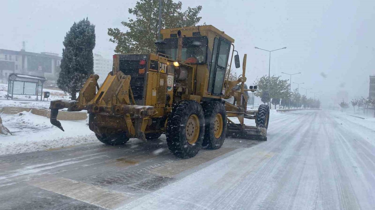 Şanlıurfa’da karla mücadele sürüyor