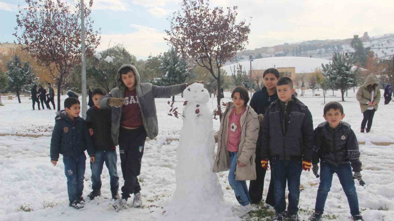 Şanlıurfa’da yıllar sonra kar sevinci: Çocuklar kartopu oynadı, yetişkinler halay çekti