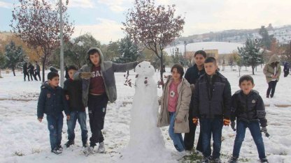 Şanlıurfa’da yıllar sonra kar sevinci: Çocuklar kartopu oynadı, yetişkinler halay çekti