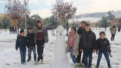 Şanlıurfa’da yıllar sonra kar sevinci: Çocuklar kartopu oynadı, yetişkinler halay çekti