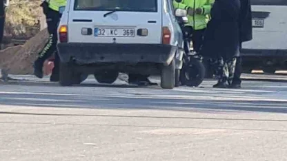 Şarkikaraağaç’ta elektrikli bisikletle otomobil çarpıştı, 2 kişi yaralandı