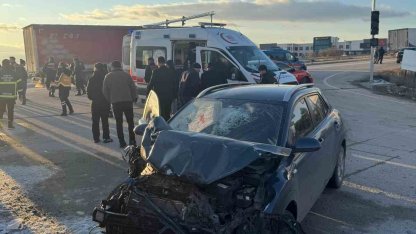 Servis aracıyla otomobil çarpıştı, 18 kişi yaralandı