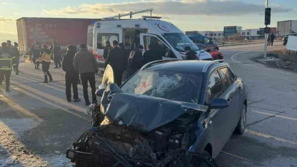 Servis aracıyla otomobil çarpıştı, 18 kişi yaralandı