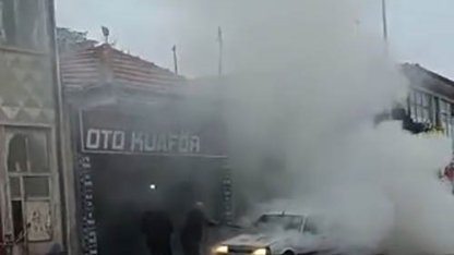 Seyir halindeki otomobil yandı, esnaf yardıma koştu