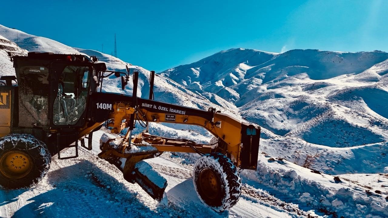 Siirt’te 10 köyün ulaşımını sağlayan yol kardan kapandı