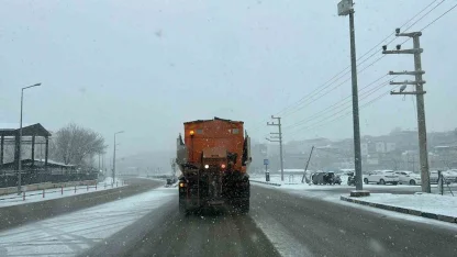 Siirt’te ekiplerin karla mücadele çalışmaları sürüyor