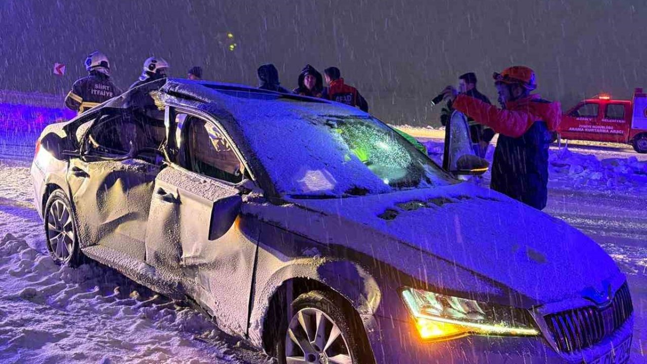 Siirt’te yol çalışması yapan araç ile otomobil çarpıştı: 1 ölü, 4 yaralı