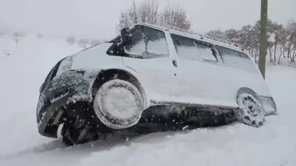Siirt’te yolda kalan araç ve ambulans kurtarıldı