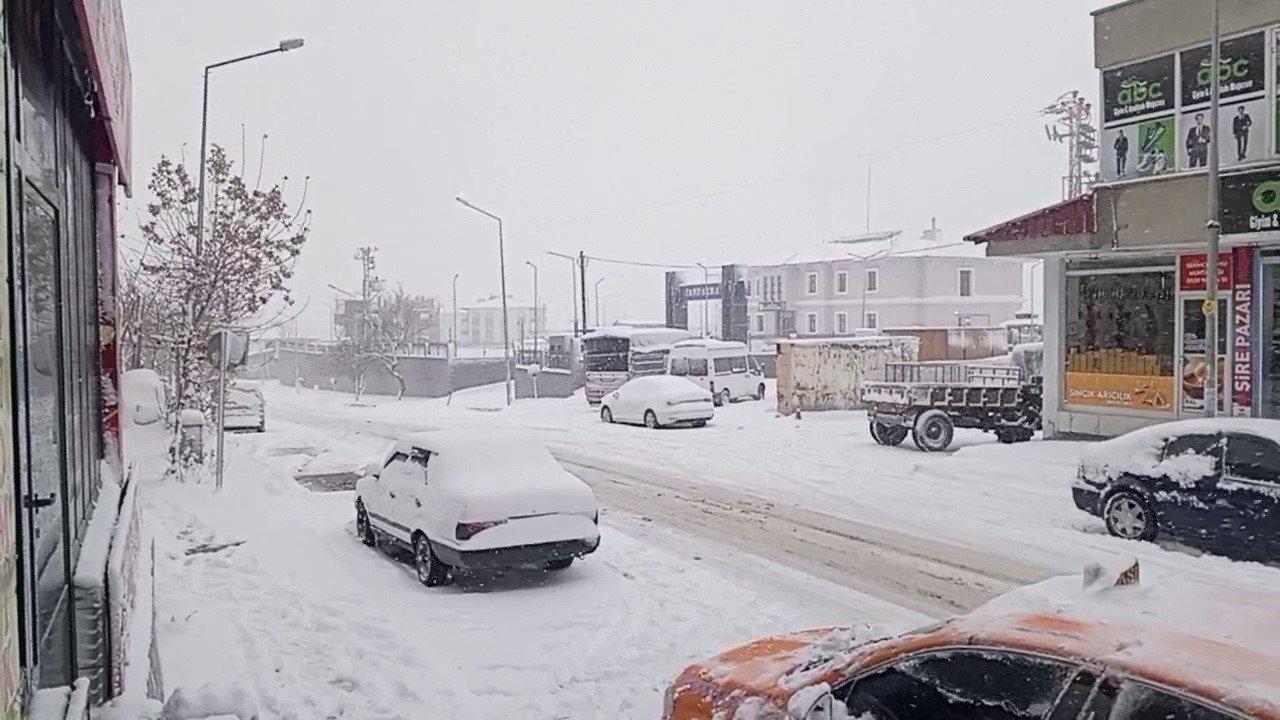 Sincik’te kar yağışı ilçeyi beyaza bürüdü