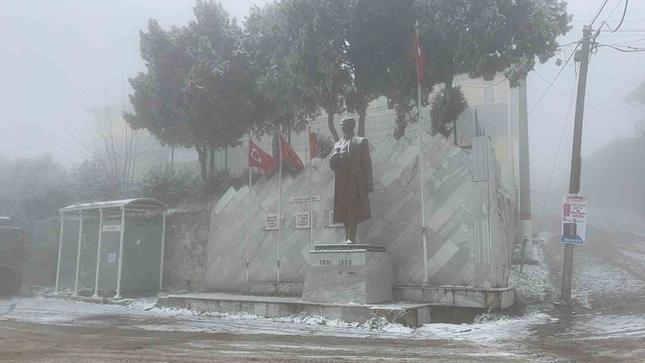 Sındırgı’nın yüksek kesimlerinde kar ve buzlanma etkisini artırdı